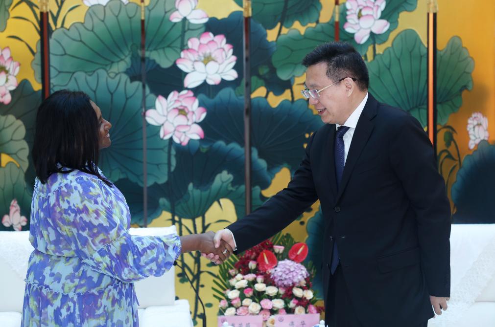 傅華會(huì )見(jiàn)美聯(lián)社社長(cháng)兼首席執行官戴茜薇