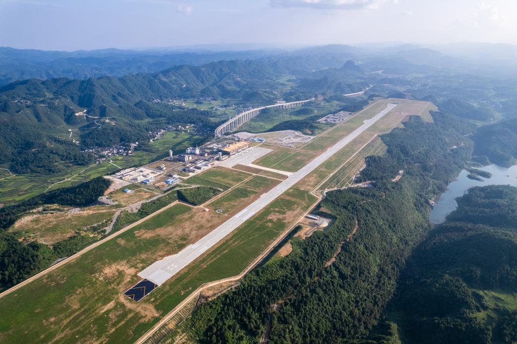 新華全媒+丨湘西邊城機場(chǎng)建成通航 改善當地交通格局