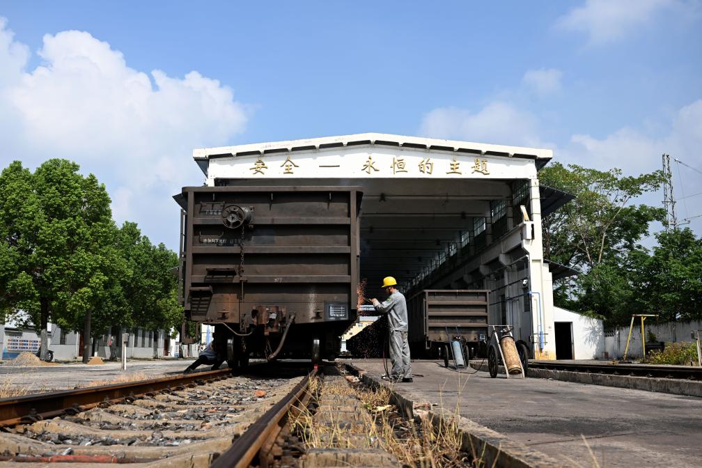 列車(chē)熔接工：堅守崗位保障暑運