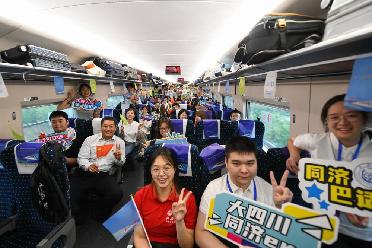 高鐵“包車(chē)”護航新生出行