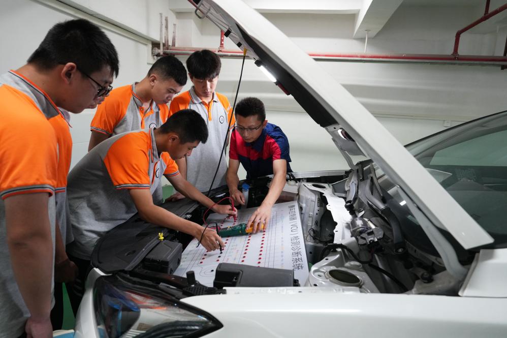 重慶：校企合作培養新能源汽車(chē)維修人才
