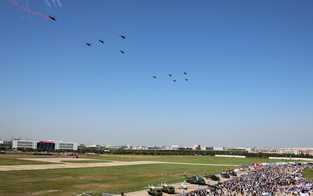 陸軍“風(fēng)雷”飛行表演隊亮相第六屆中國天津國際直升機博覽會(huì )