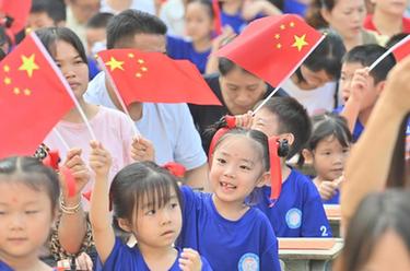 廣西梧州：小學(xué)生多彩活動(dòng)迎“雙節”