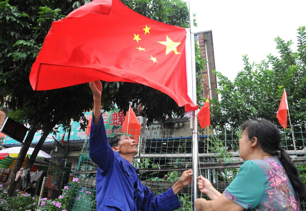 新華全媒+丨在家門(mén)口升國旗，這位八旬老黨員堅持了29年
