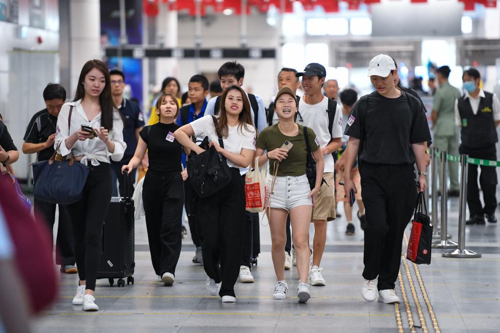 雙節假期深圳灣口岸刷新今年單日出入境人數新高