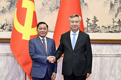 李希同越共中央政治局委員、中央書(shū)記處書(shū)記、中央檢查委員會(huì )主任陳錦繡舉行會(huì )談