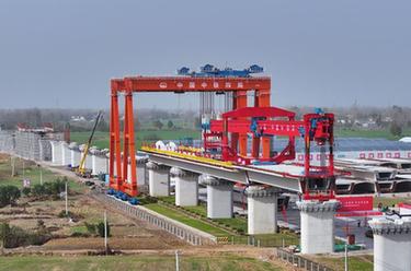 阜淮鐵路全線(xiàn)首榀箱梁架設