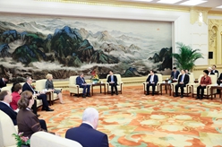 韓正會(huì )見(jiàn)中俄友好、和平與發(fā)展委員會(huì )第十四次全體會(huì )議與會(huì )代表