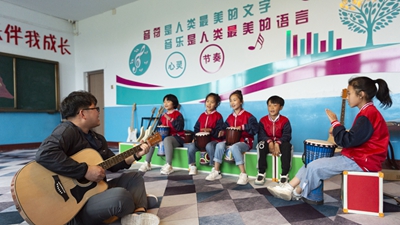 在東北鄉村，他們上演現實(shí)版“放牛班的春天”