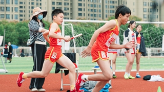 這里的孩子，把運動(dòng)會(huì )上進(jìn)了“體育課”