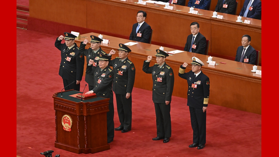 中央軍事委員會(huì )副主席、委員進(jìn)行憲法宣誓