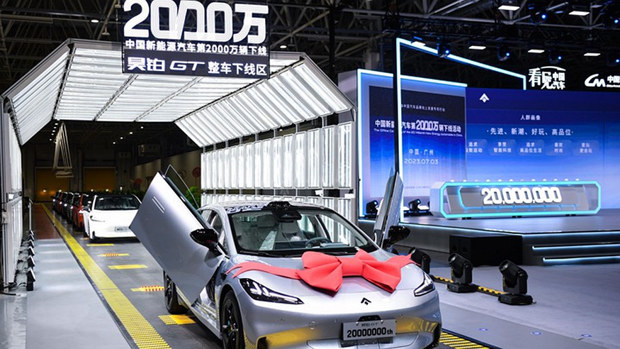 超3000萬(wàn)輛！中國“小車(chē)輪”駛出新高度