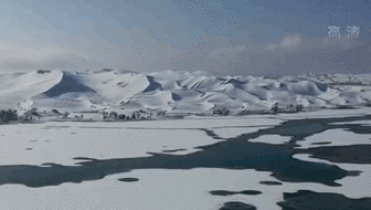 新疆：罕見(jiàn)！塔克拉瑪干沙漠降雪 “沙海”變“雪海”