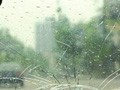 實(shí)驗：高速行車(chē)拋蘋(píng)果 擋風(fēng)玻璃被砸裂